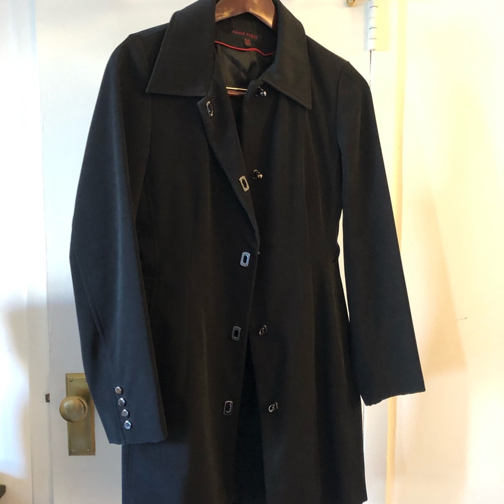 Sleek beltless trench with unique snap closure